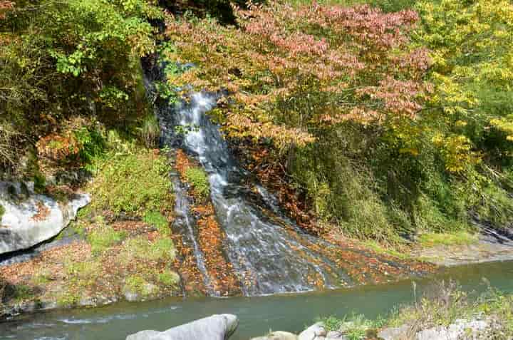 宿の滝・対岸より